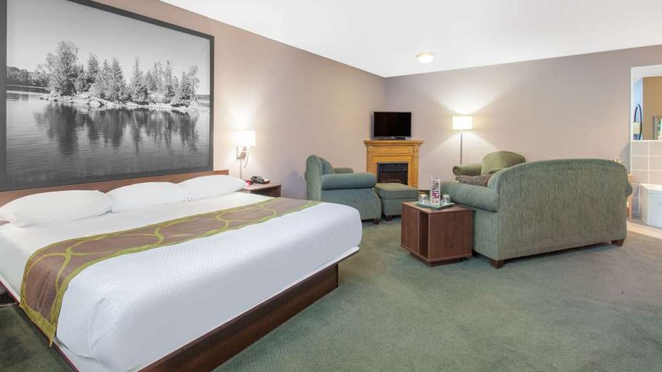 Super 8 Kenora Suite