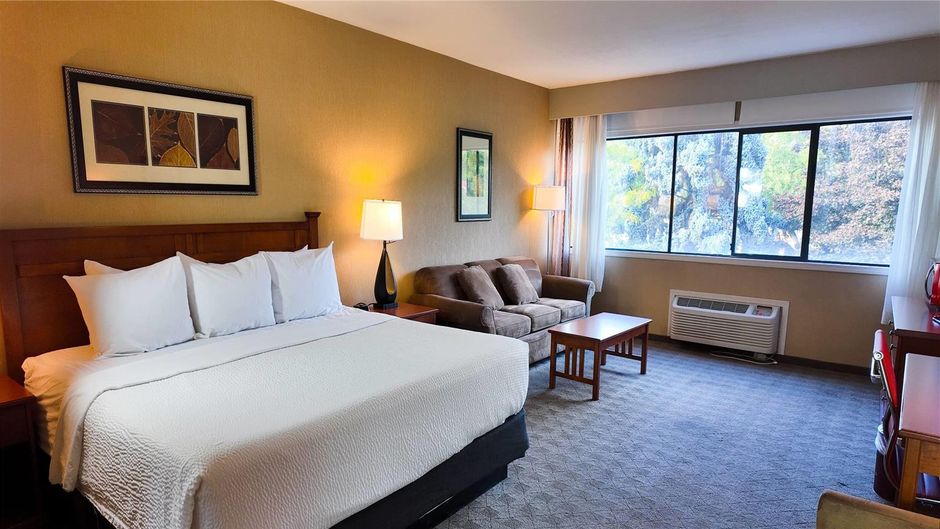 Ramada Kelowna Hotel & Conference Centre Room