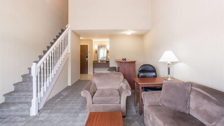 Ramada Kelowna Hotel & Conference Centre Suite