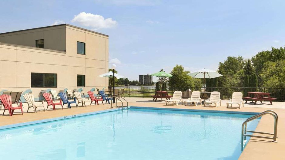 Ramada Belleville Harbourview Conf Ctr Pool