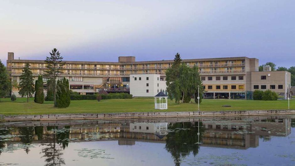 Ramada Belleville Harbourview Conf Ctr Exterior