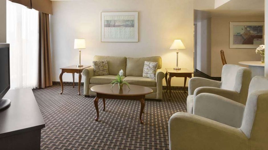 Ramada Belleville Harbourview Conf Ctr Suite