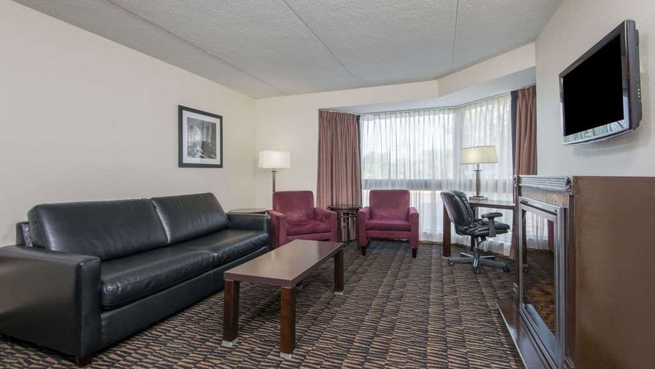 Ramada Plaza Niagara Falls Suite