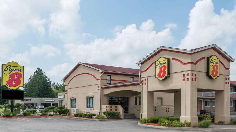 Super 8 Guelph Exterior