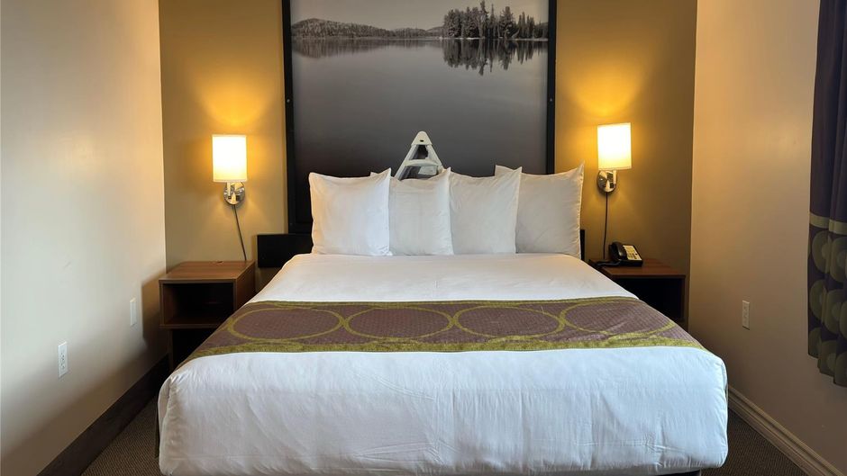 Super 8 Guelph Room