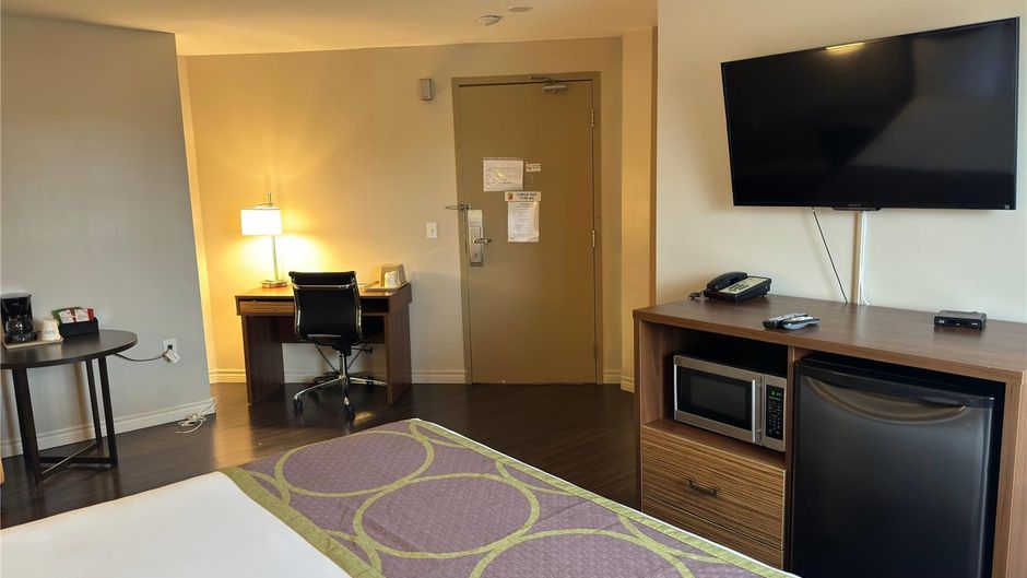 Super 8 Guelph Room