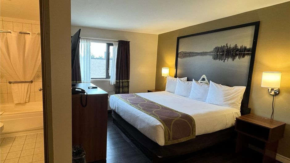 Super 8 Guelph Room