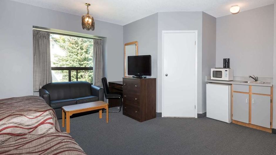 Super 8 Mt Hope Hamilton Intl Arpt Room