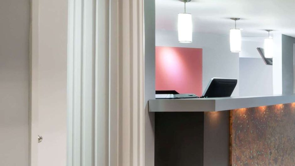 Super 8 Mt Hope Hamilton Intl Arpt Lobby