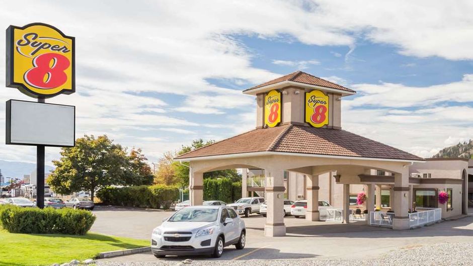 Super 8 Kelowna Exterior
