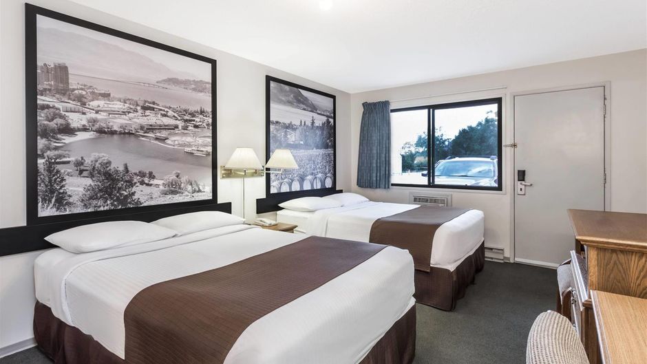 Super 8 Kelowna Room