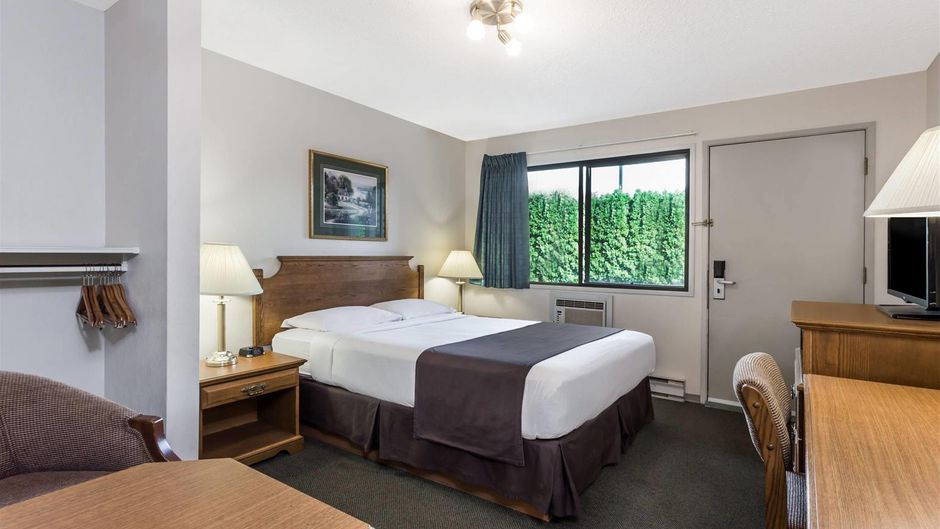 Super 8 Kelowna Room