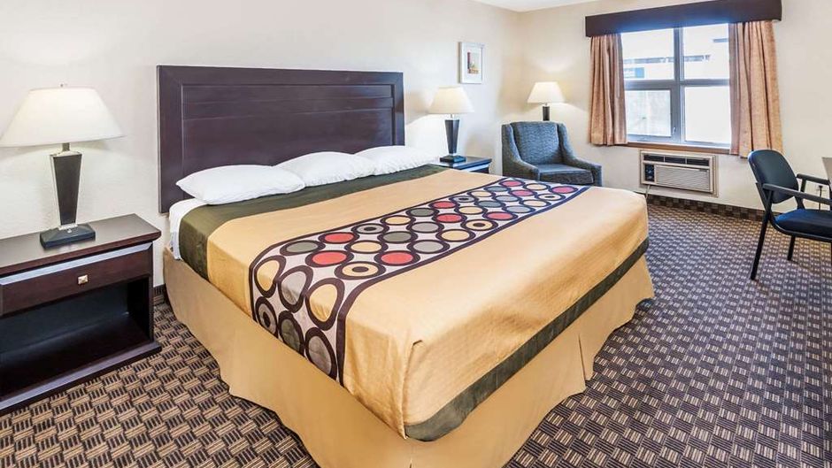 Super 8 Calgary Airport Room