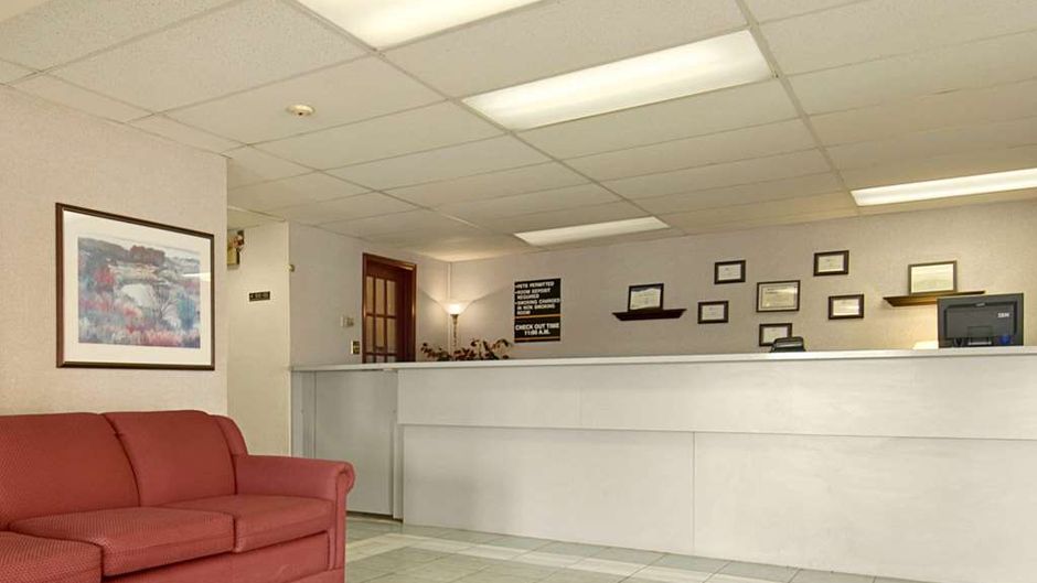 Super 8 Red Deer Lobby