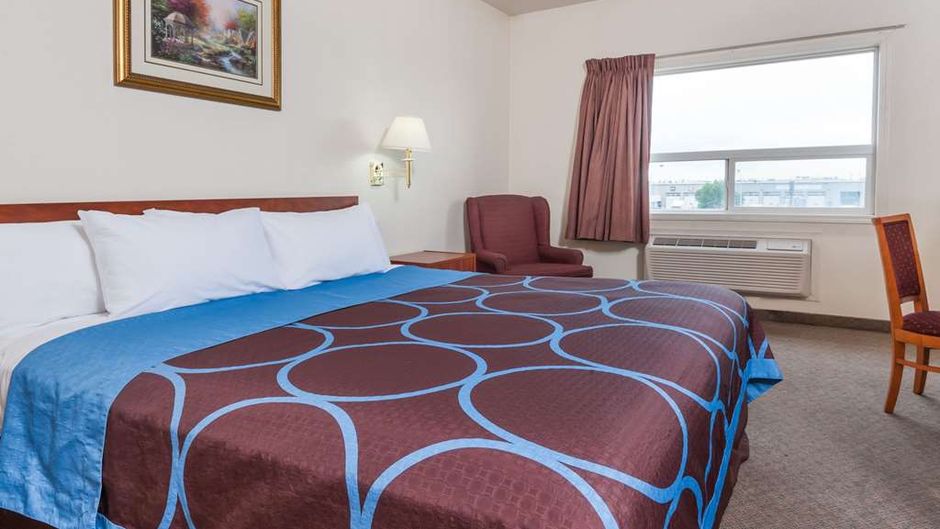 Super 8 Edmonton/West Room