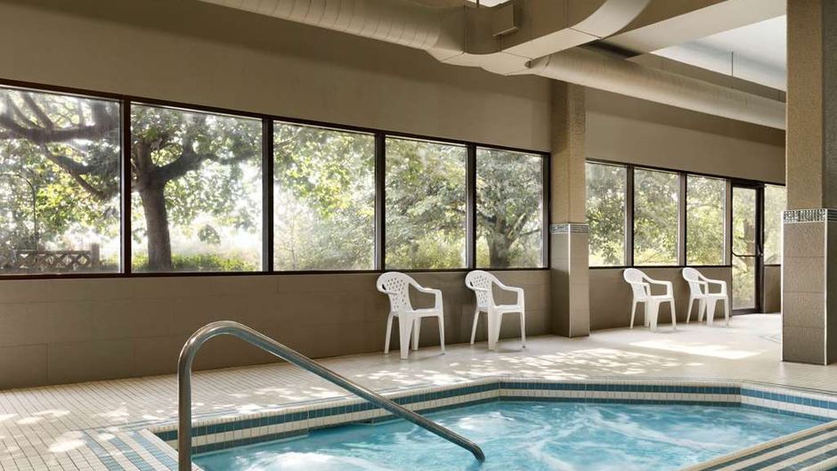 Travelodge Toronto East Spa