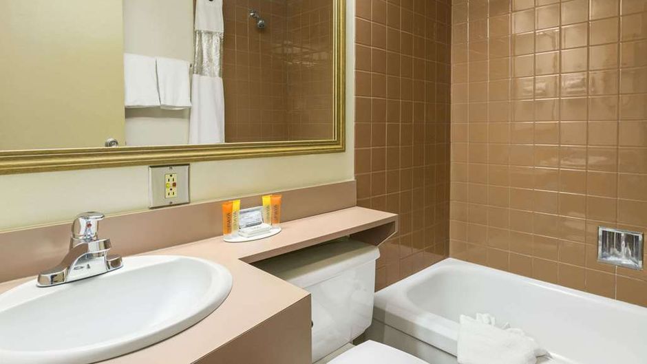 Travelodge Edmonton East Room