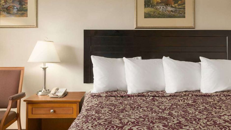 Travelodge Edmonton East Suite