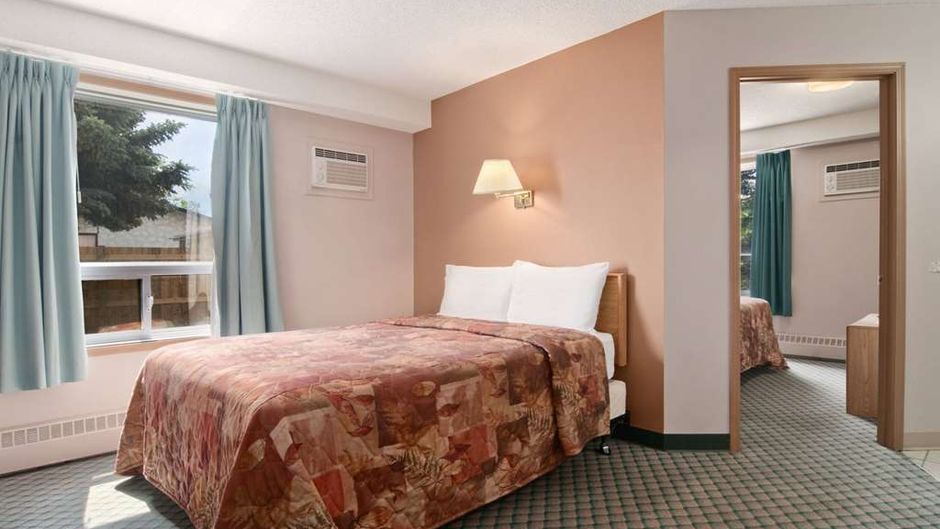 Travelodge Edmonton Airport Suite