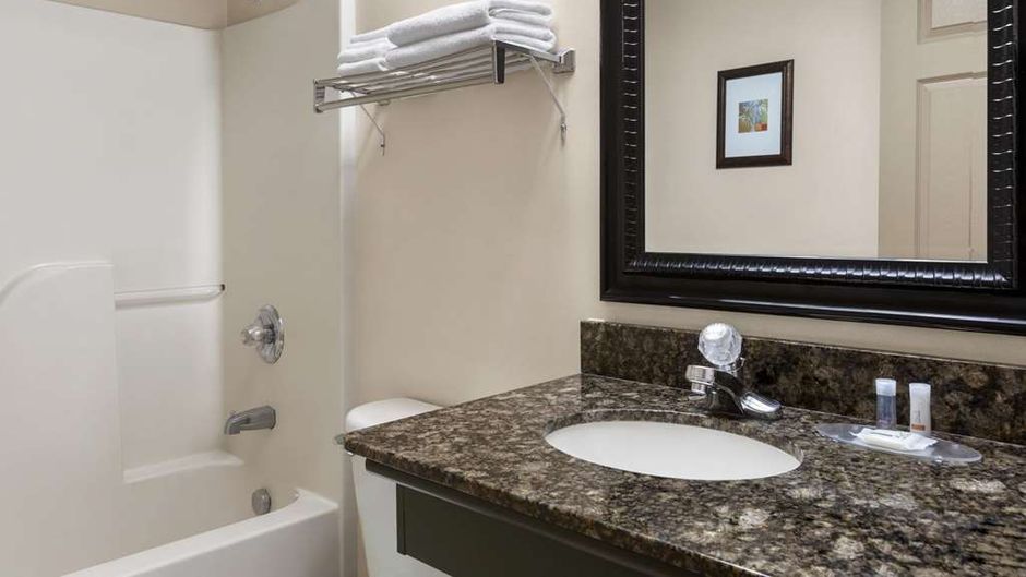 Days Inn & Suites Sault Ste Marie Room