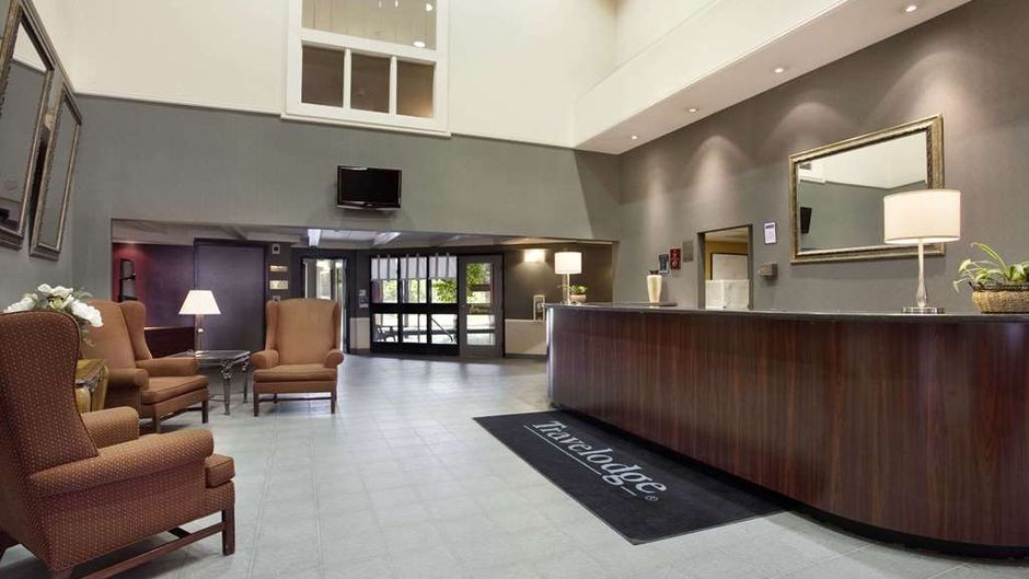 Travelodge Ottawa East Lobby