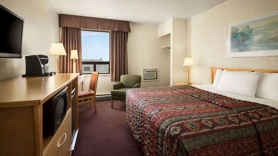 Travelodge Edmonton West Room