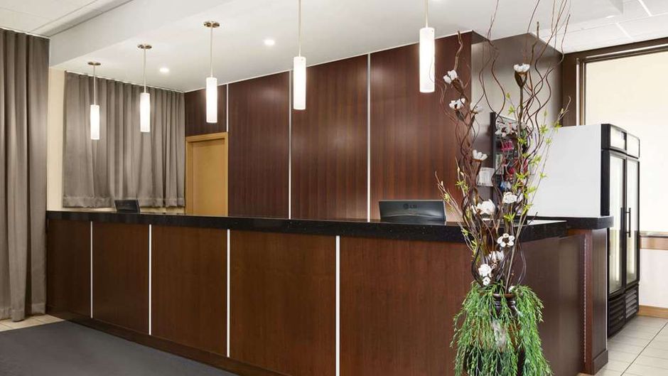 Travelodge Edmonton West Lobby