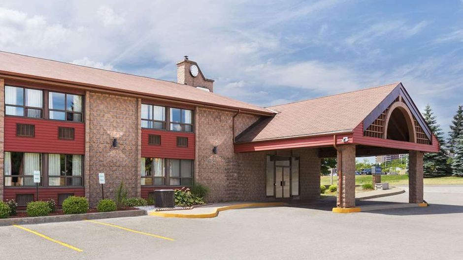 Travelodge Barrie on Bayfield Exterior