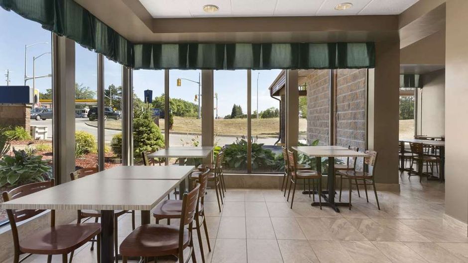 Travelodge Barrie on Bayfield Restaurant