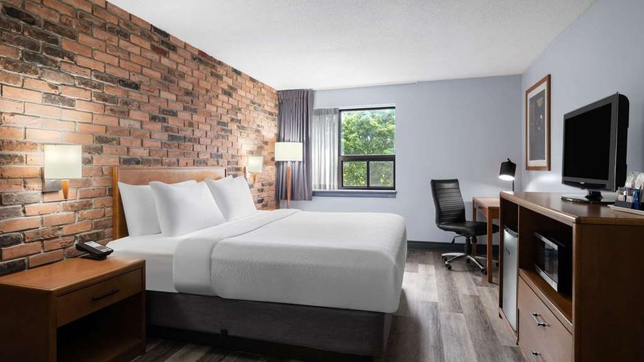Travelodge Barrie on Bayfield Room