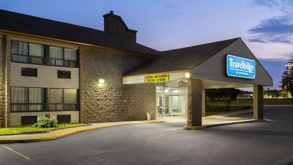 Travelodge Barrie on Bayfield Exterior