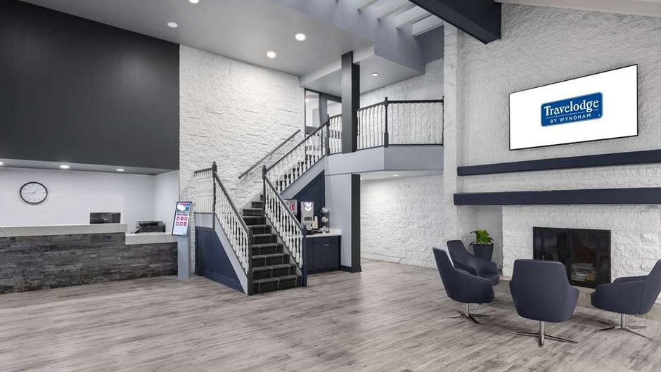 Travelodge Barrie on Bayfield Lobby