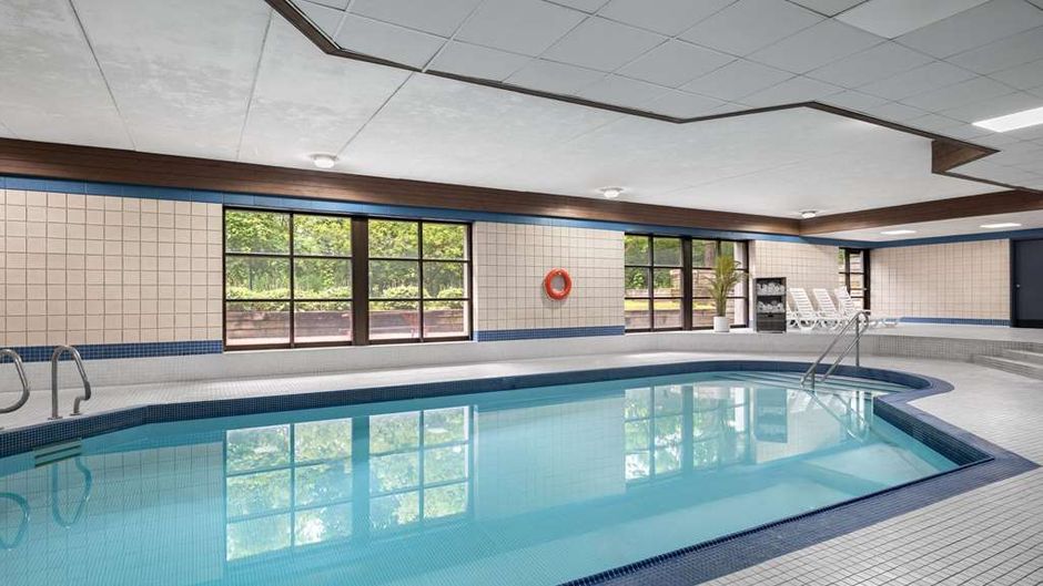Travelodge Barrie on Bayfield Pool