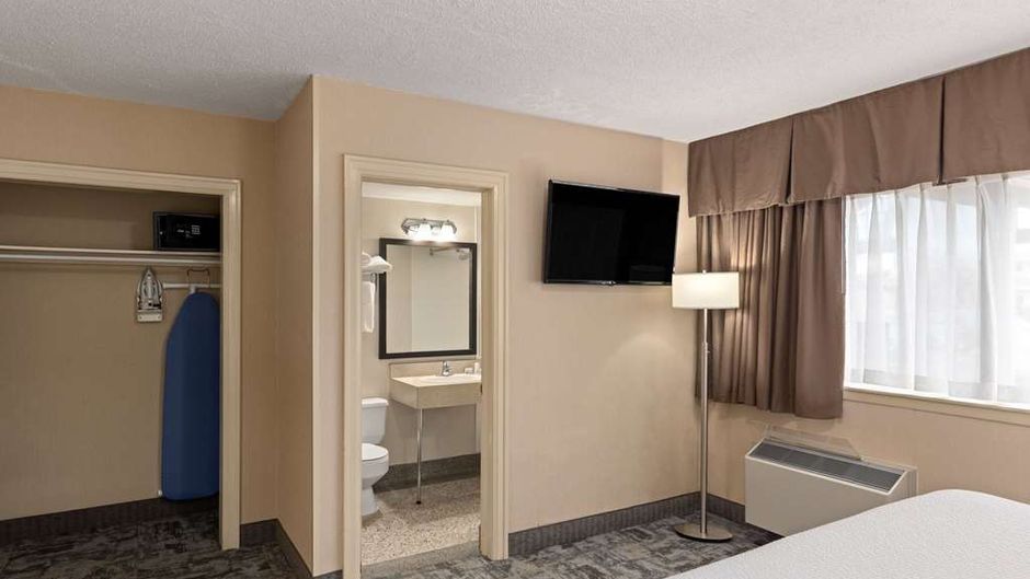 Travelodge Thunder Bay ON Room