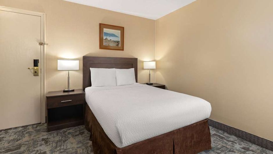 Travelodge Thunder Bay ON Room