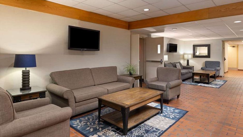 Travelodge Thunder Bay ON Lobby