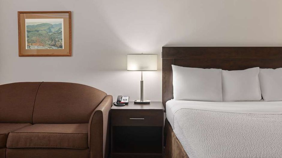 Travelodge Thunder Bay ON Room