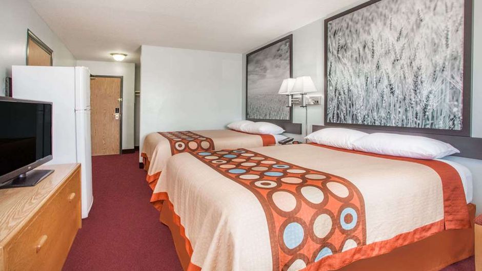 Super 8 Kindersley Room