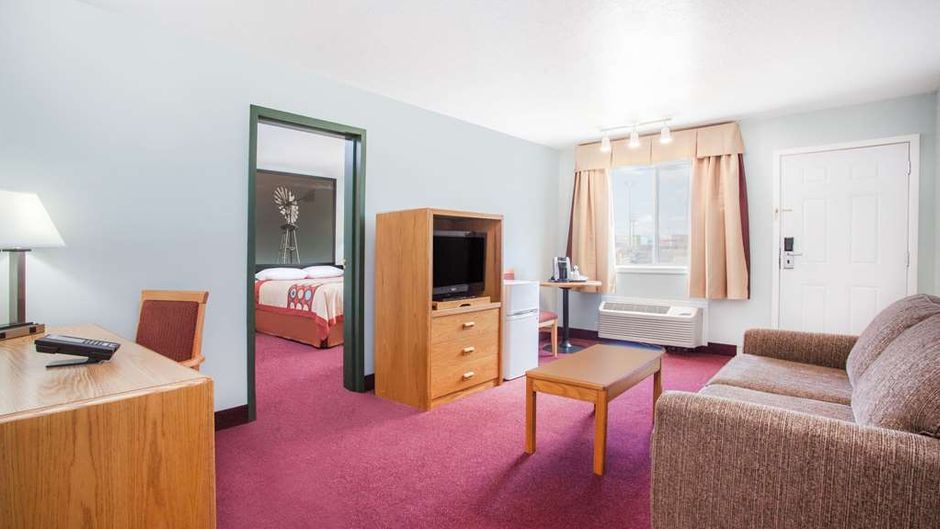 Super 8 Kindersley Suite