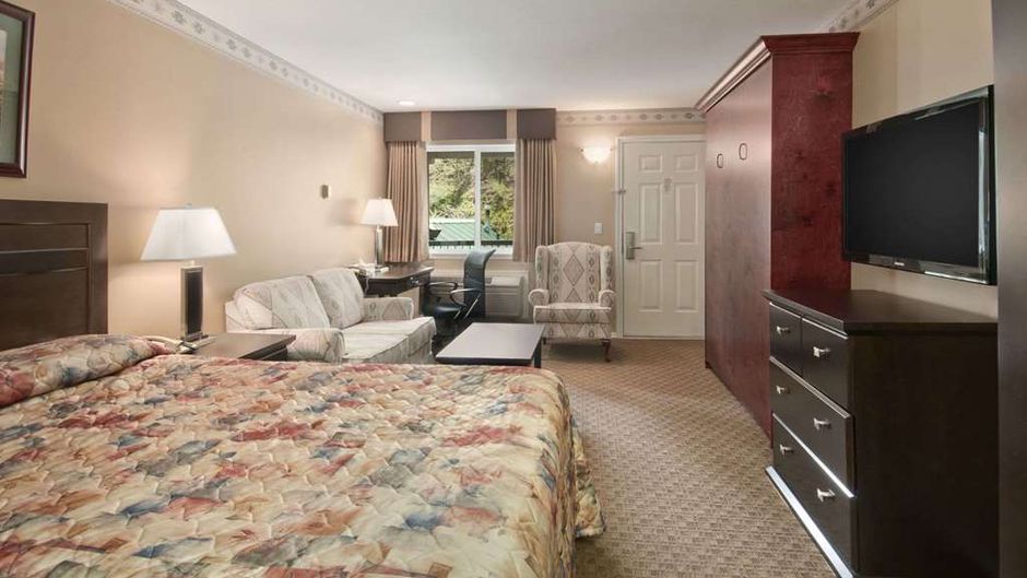Kamloops Travelodge Mountview Room