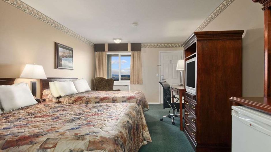 Kamloops Travelodge Mountview Room