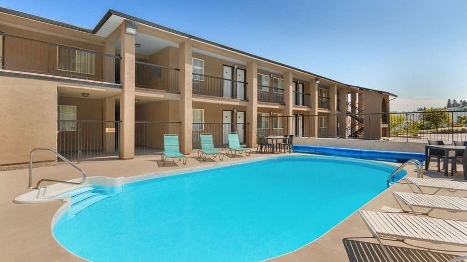 Kamloops Travelodge Mountview Pool