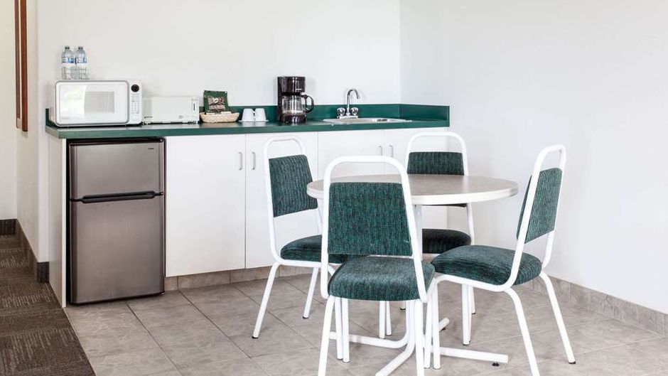Super 8 Morden Suite