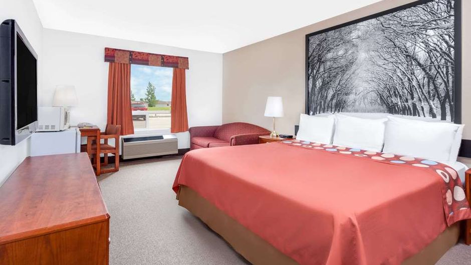 Super 8 Morden Room