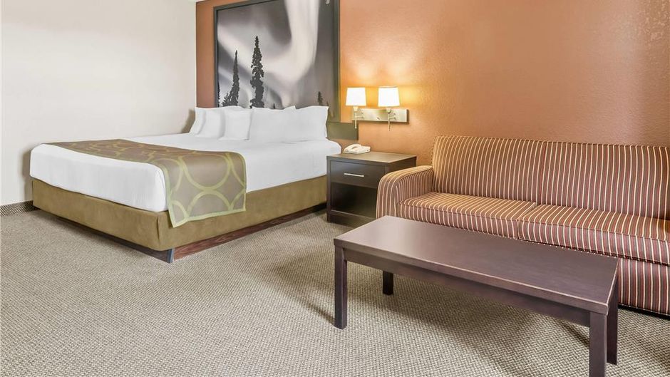 Super 8 Meadow Lake Suite