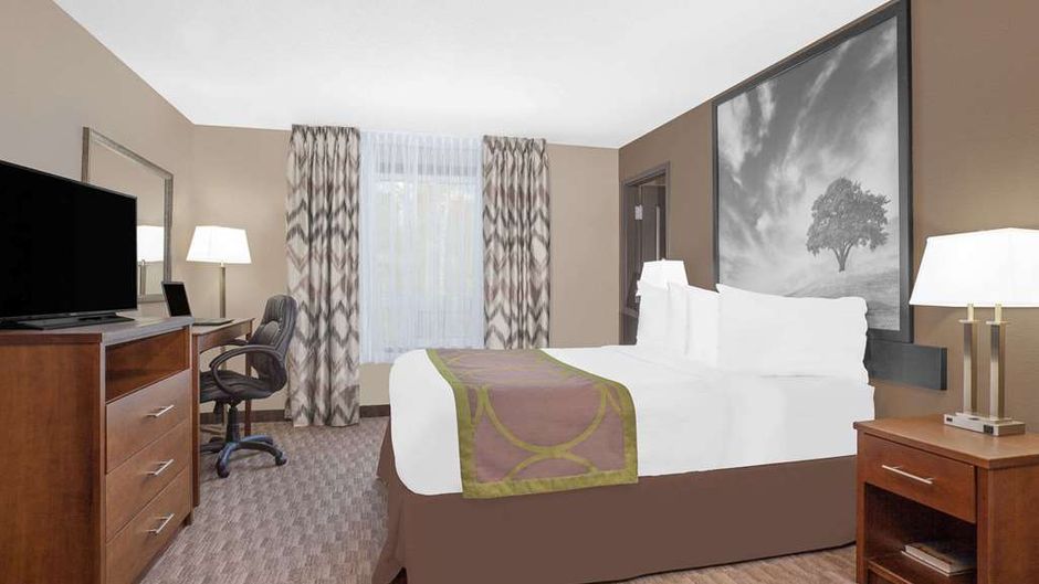 Super 8 Athabasca Room