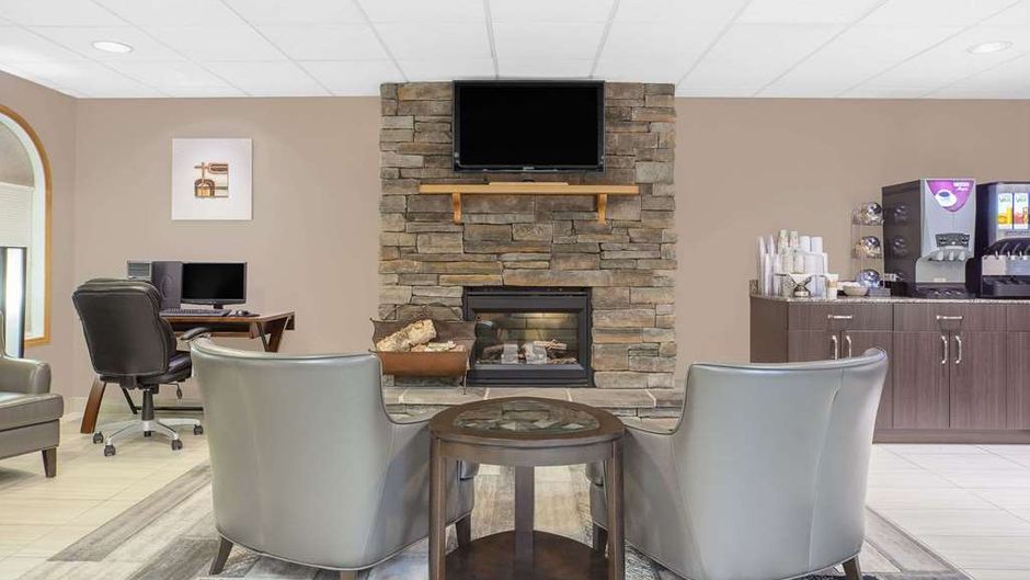 Super 8 Athabasca Lobby
