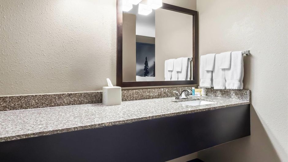 Super 8 Prince Albert Suite