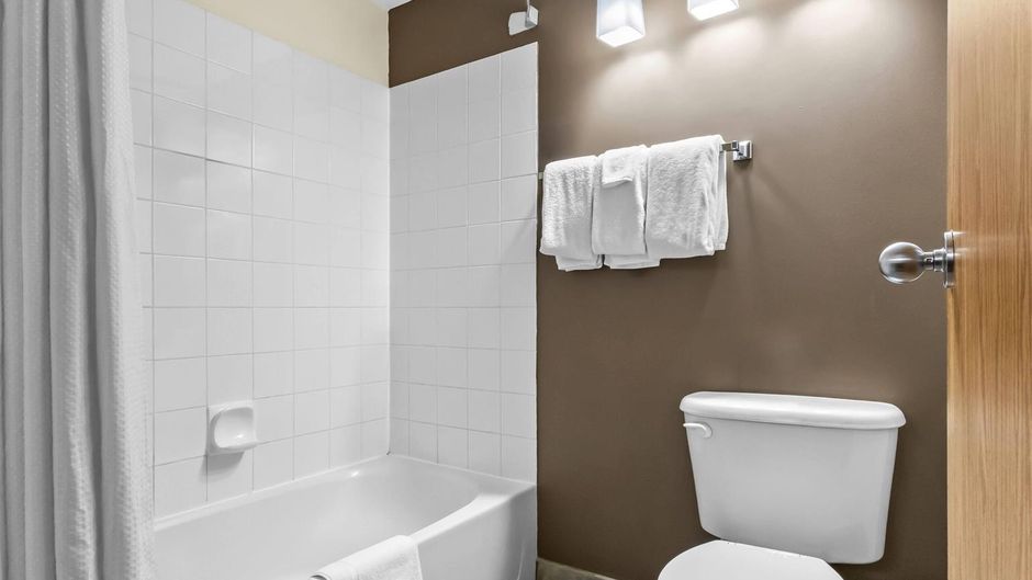 Super 8 Prince Albert Suite