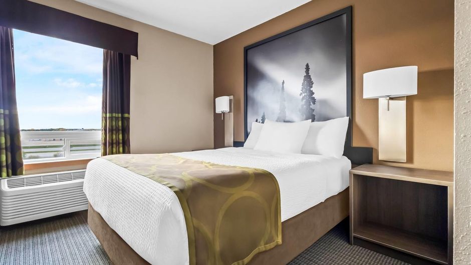 Super 8 Prince Albert Suite